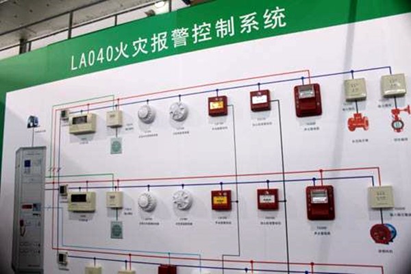 出現(xiàn)火警時，樓宇控制系統(tǒng)如何快速做出反應？